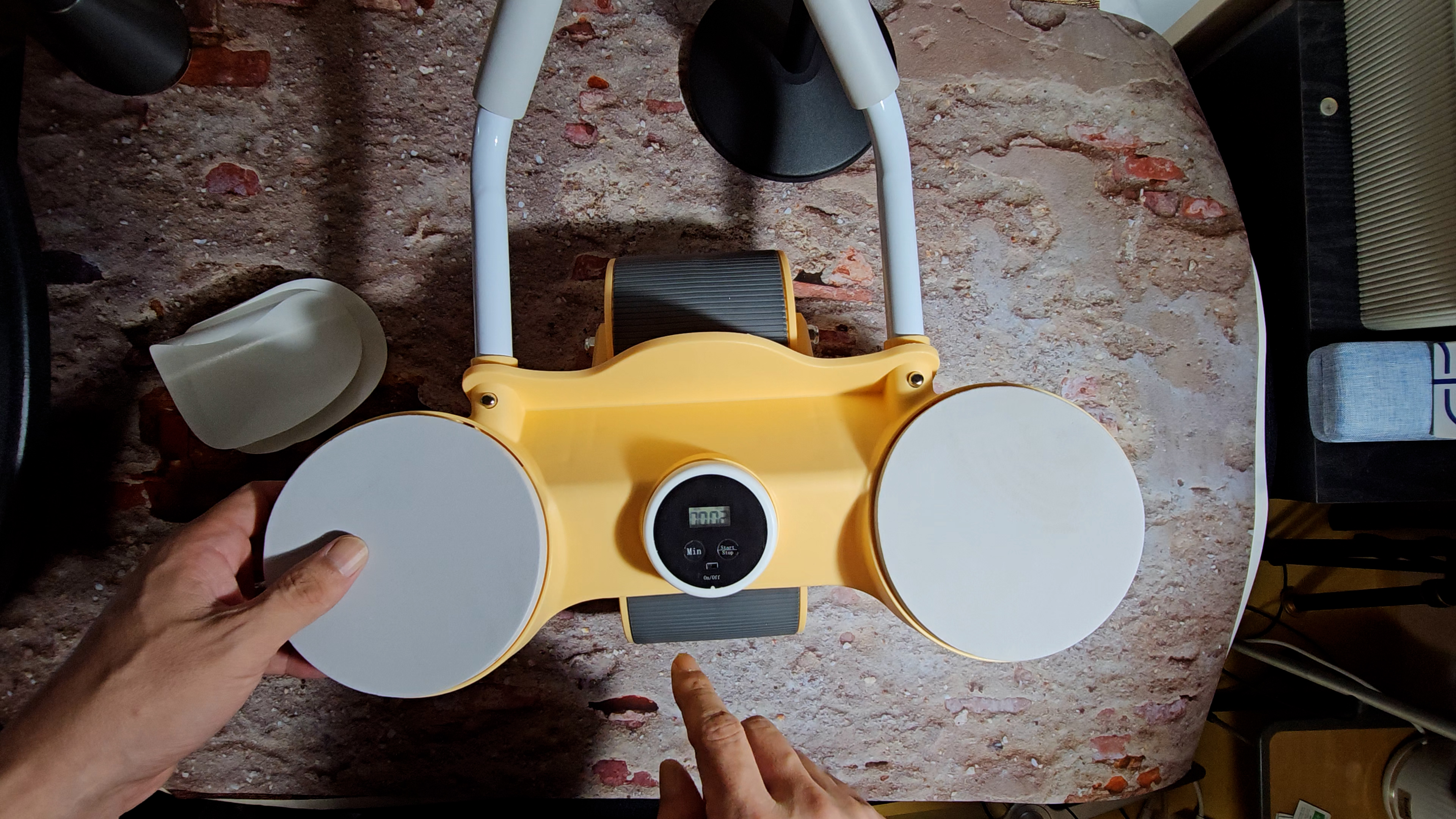 복부운동휠에 팔꿈치 패드 붙힌 사진