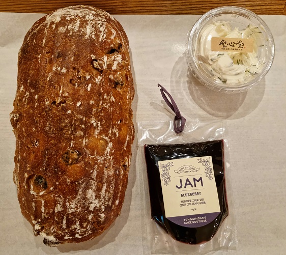 성심당 노아레즌 빵, 딜 크림치즈, 블루베리 잼