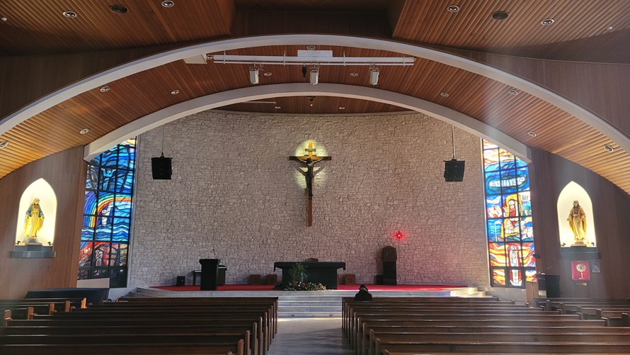 압구정동성당 성전 스테인드글라스, 십자고상