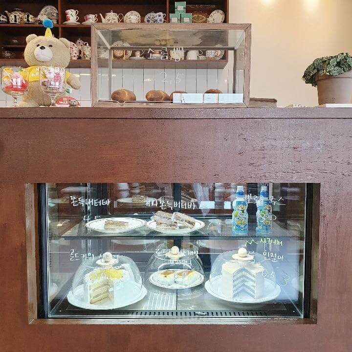 카페서온-디저트-베이커리-진열대