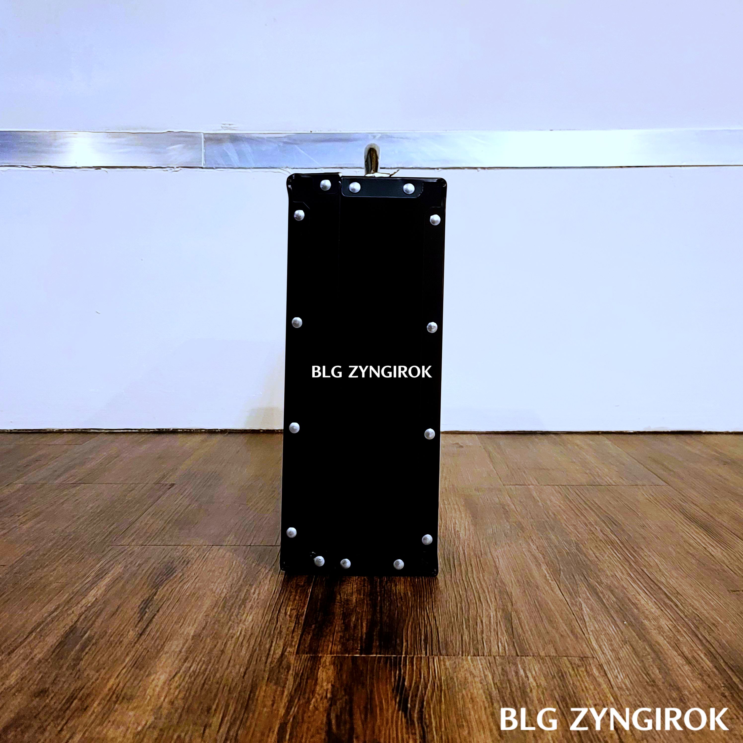 엑스코트 파괴 해머 케이스 옆면 모습이다.