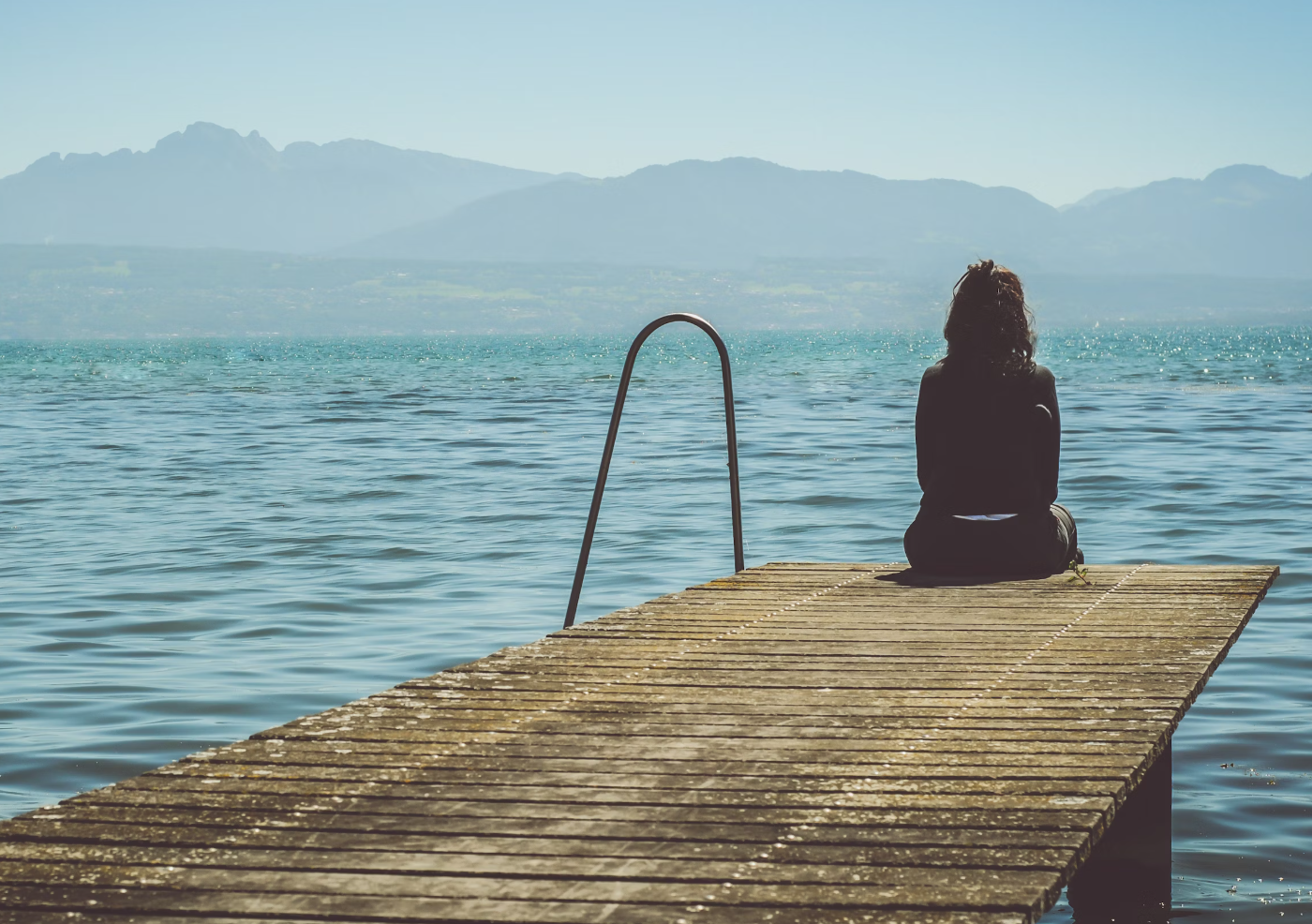 사색-고독에-잠긴-여자-뒷모습-사진