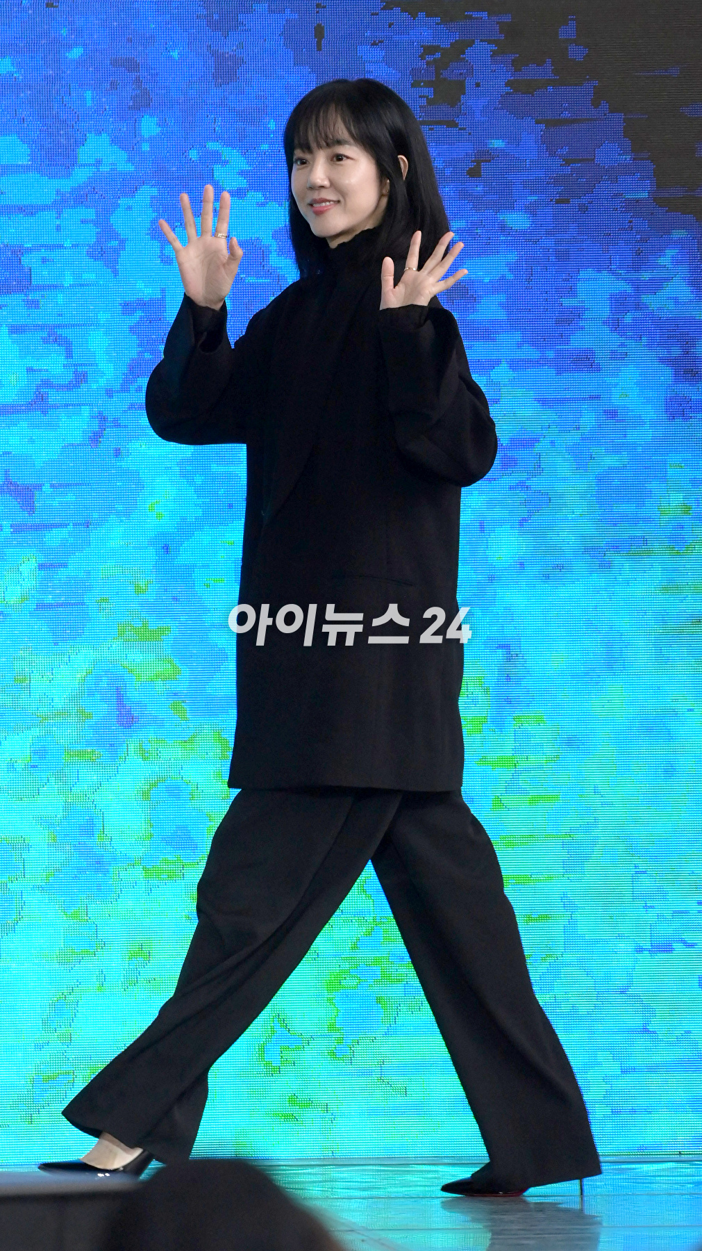 배우 임수정이 7일 오후 부산광역시 해운대구 영화의전당에서 진행된 제28회 부산국제영화제 '거미집' 오픈토크에 참석하고 있다. [사진=정소희 기자]