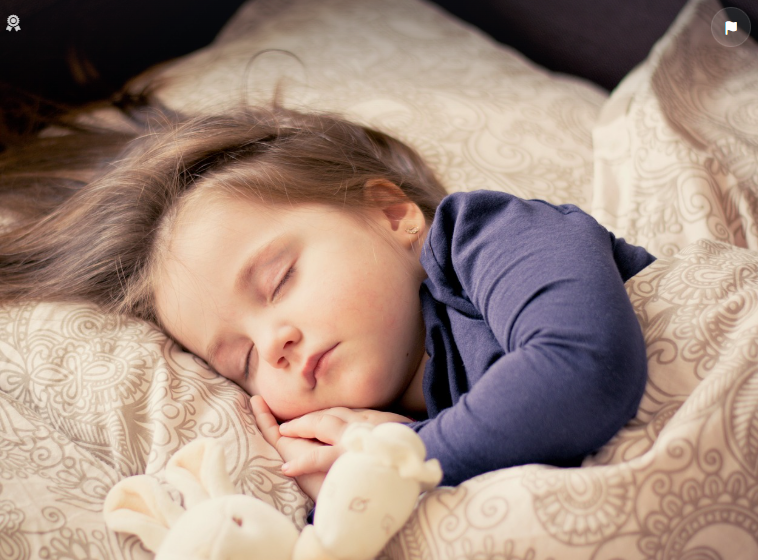 잠자고 있는 여자아기