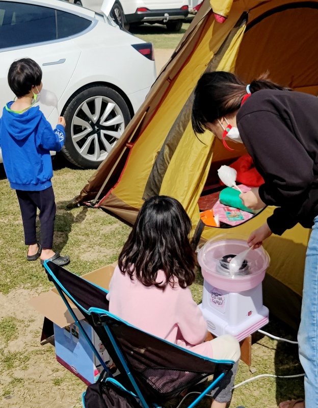 솜사탕을 만들어주는 미루와 기다리는 쿠앙이