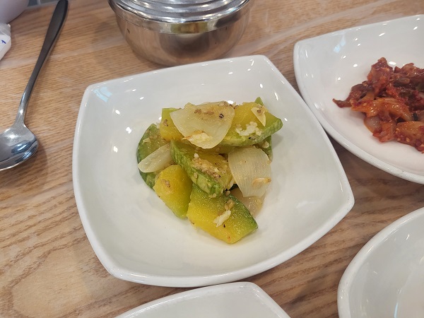 거문도섬 해오름식당 반찬 애호박볶음
