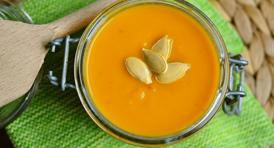 그릇에 담겨 있는 호박즙