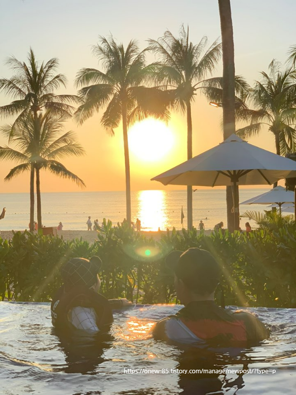 푸꾸옥-노보텔-앞-바다-아이와-아빠