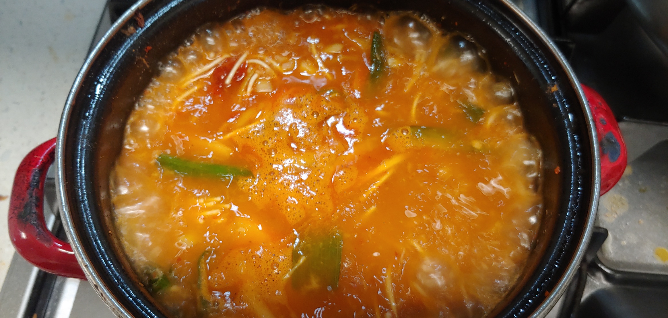 면이 삶아지면서 육수가 걸쭉해지며 간이 맞춰집니다.