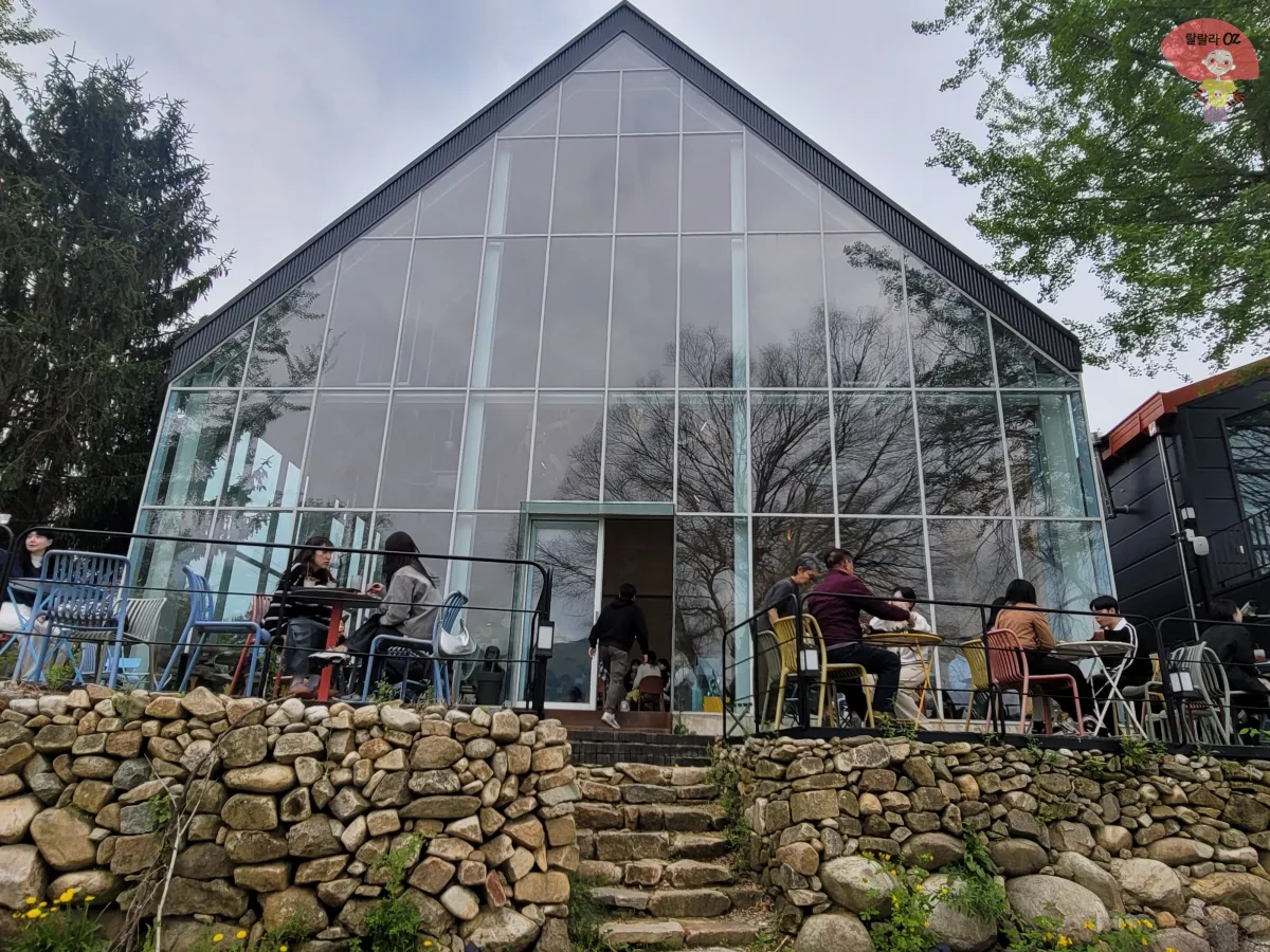 경기-양평-북한강뷰-쌀베이커리카페-그림정원-외부-테라스-전경