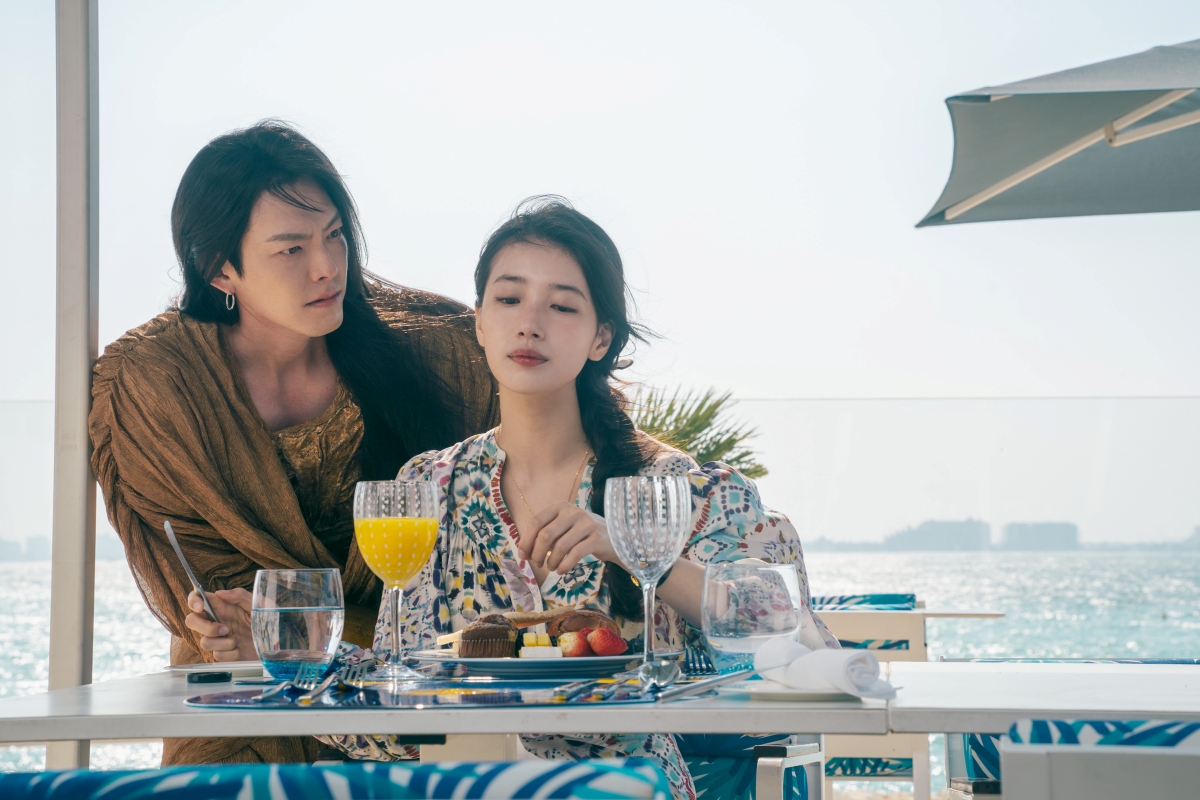 Kim Woo-bin as Genie and Suzy as Gi Ga-young