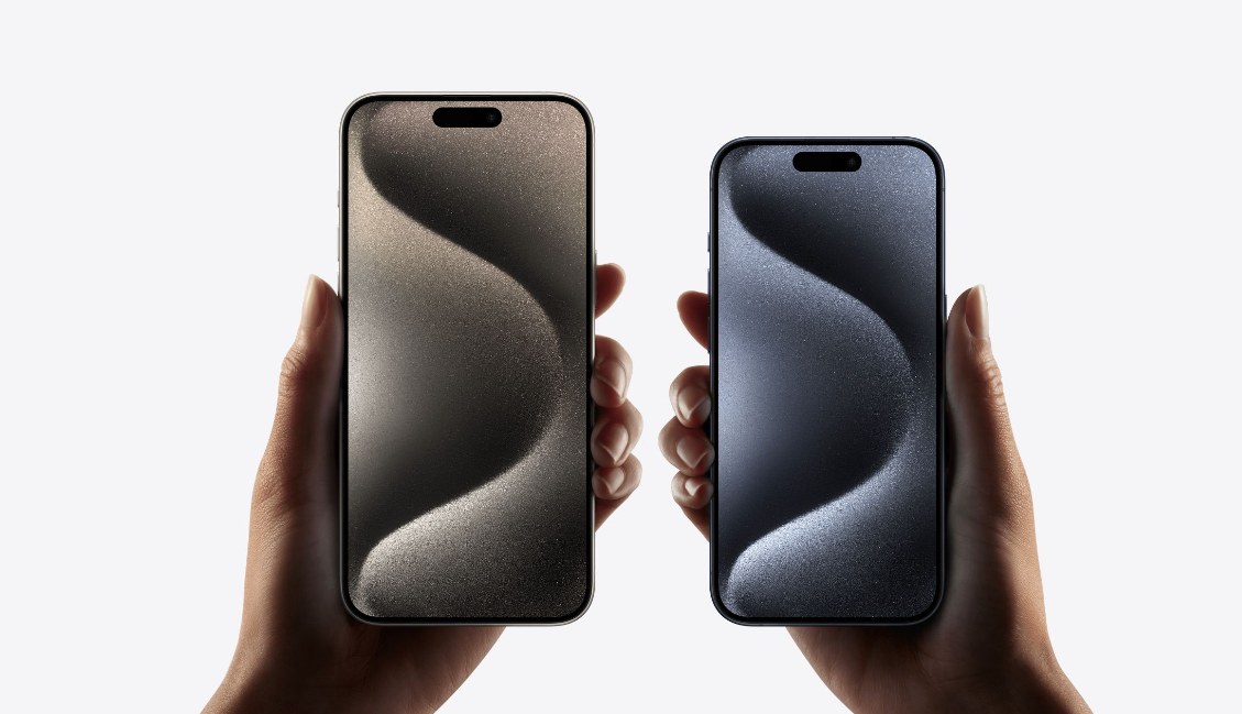 아이폰15프로를 들고있는 이미지