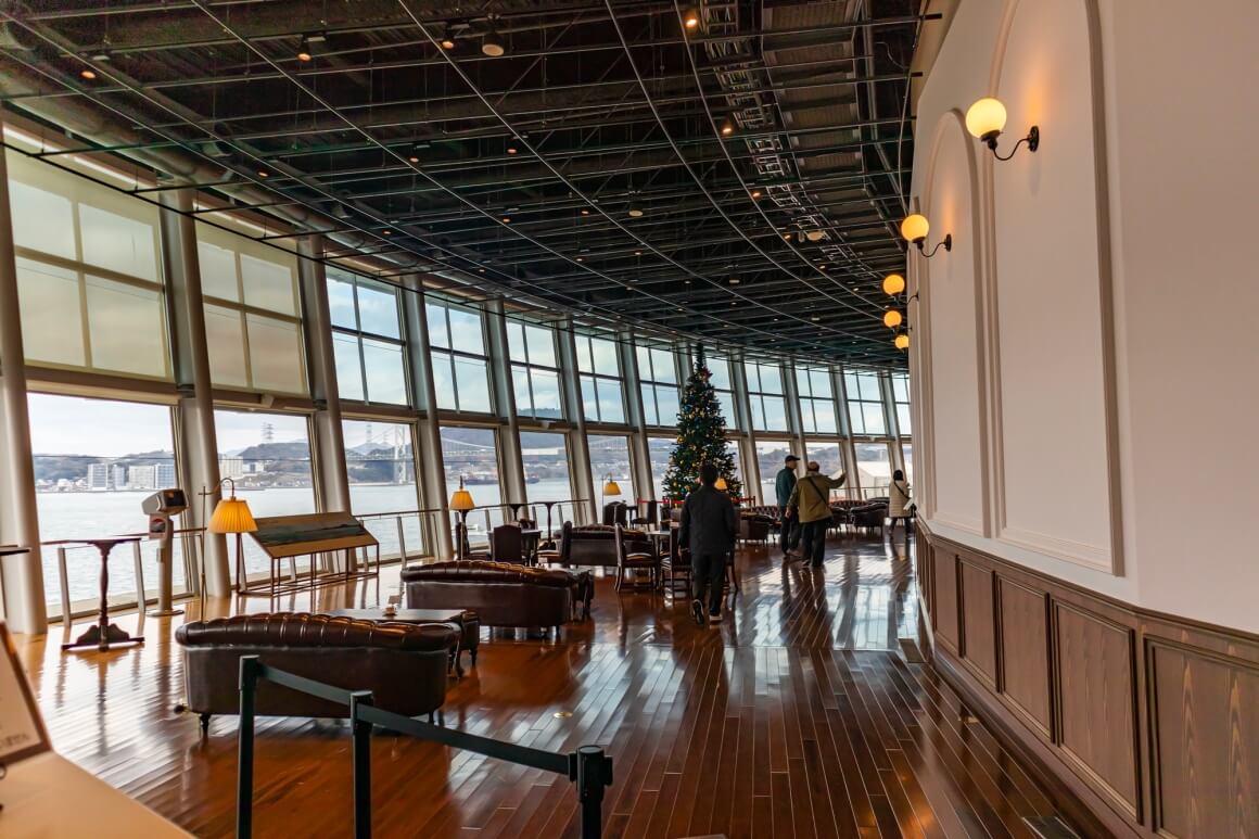 5층의 프롬나드 데크. 배에 올라 밖을 내다보는 느낌이다.