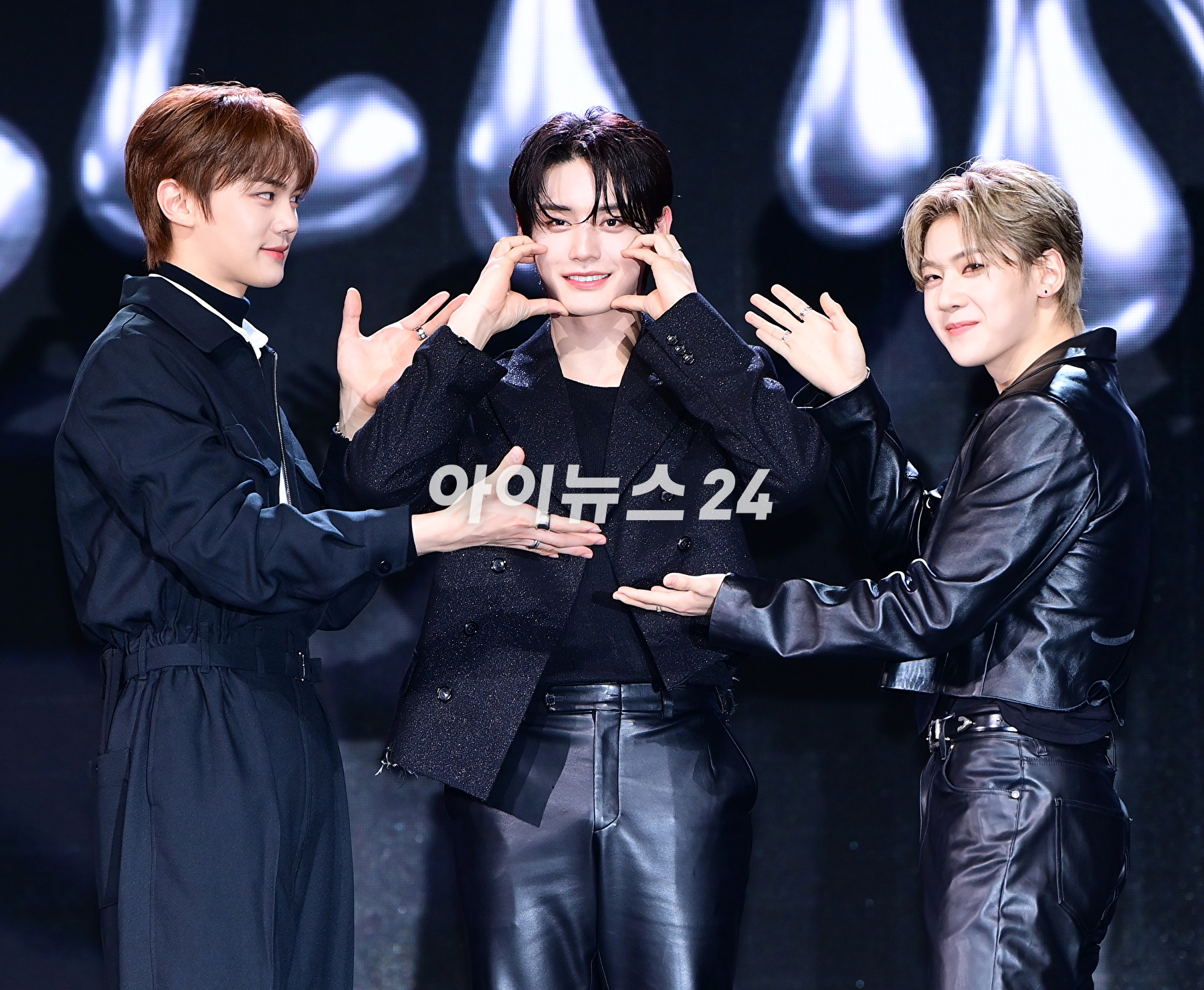 그룹 제로베이스원(ZEROBASEONE)이 5일 오후 서울 광진구 예스24라이브홀에서 열린 두 번째 미니앨범 &#39;멜팅 포인트&#39;(Melting Point) 발매 기념 쇼케이스에서 포토타임을 갖고 있다. [사진=정소희 기자]