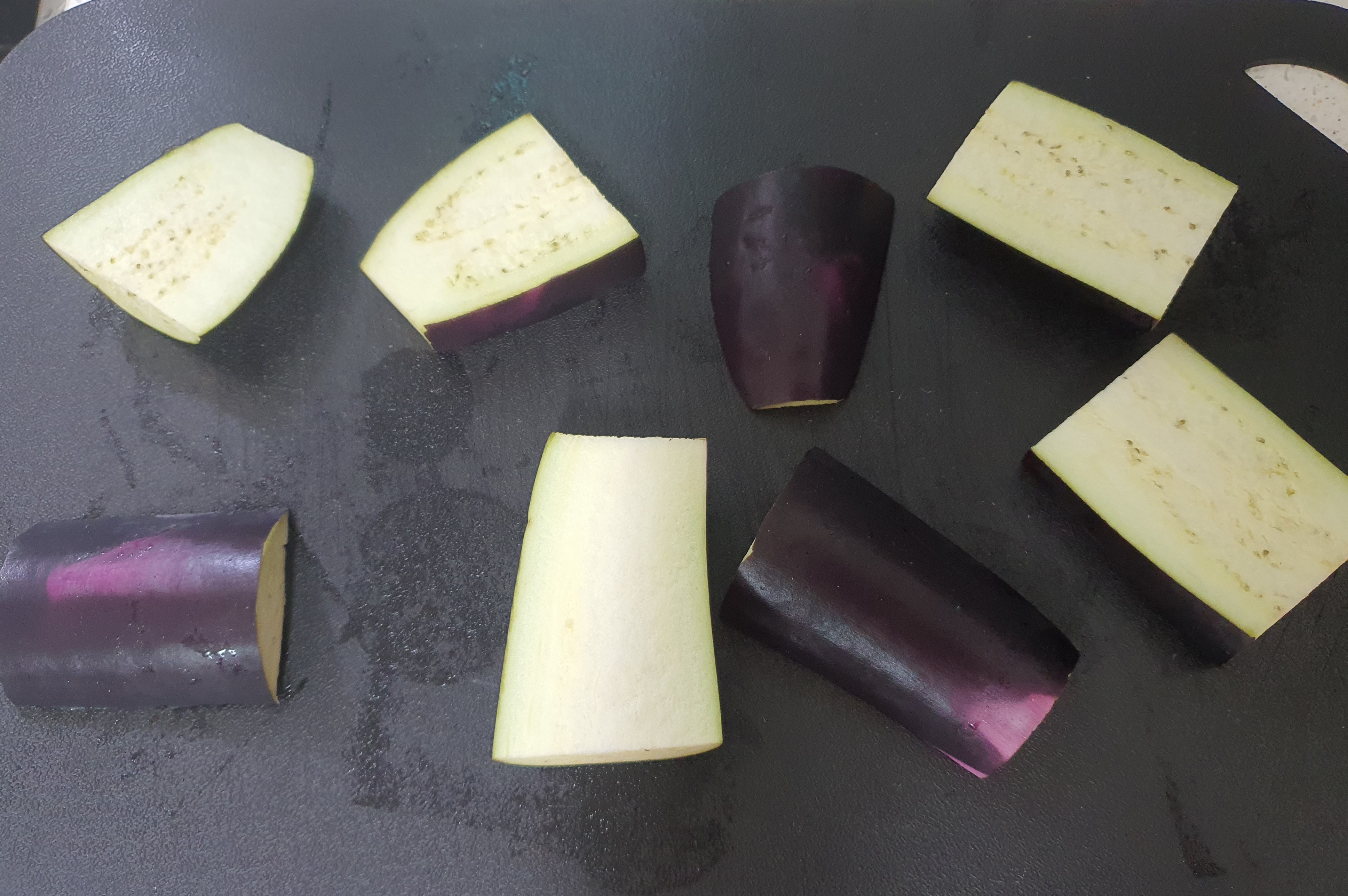 가지를-도톰하게-잘라요.