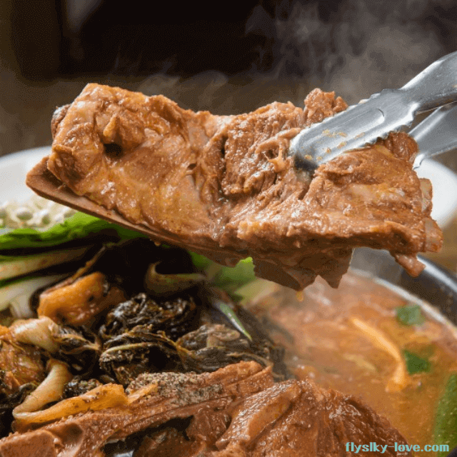 시래기를 넣고 끓인 돼지 등뼈 탕