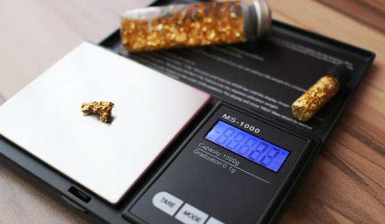 국제 금 시세 사상 최고치 경신, 상승 배경과 향후 전망