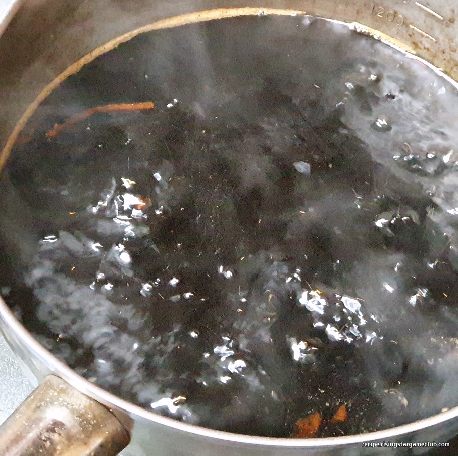 판모밀국수의 육수(쯔유)를 끓이는 사진