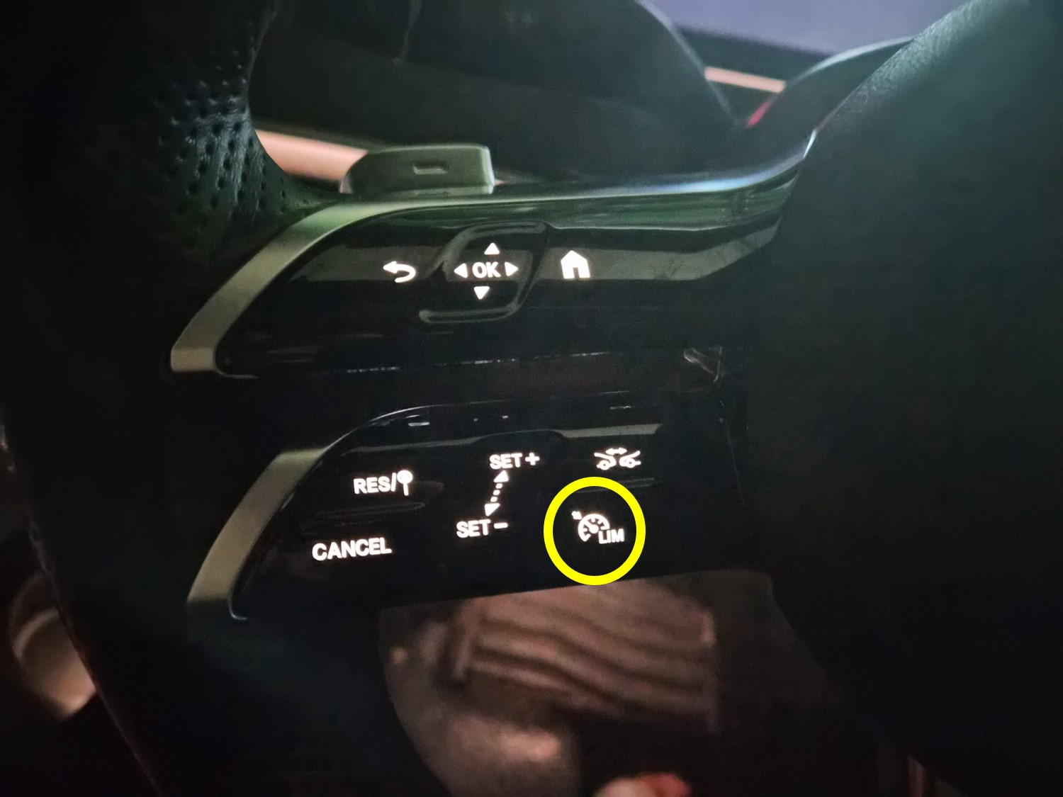벤츠 핸들 좌측 크루즈컨트롤 패널에 위치한 LIM 스피드리미터 기능 버튼
