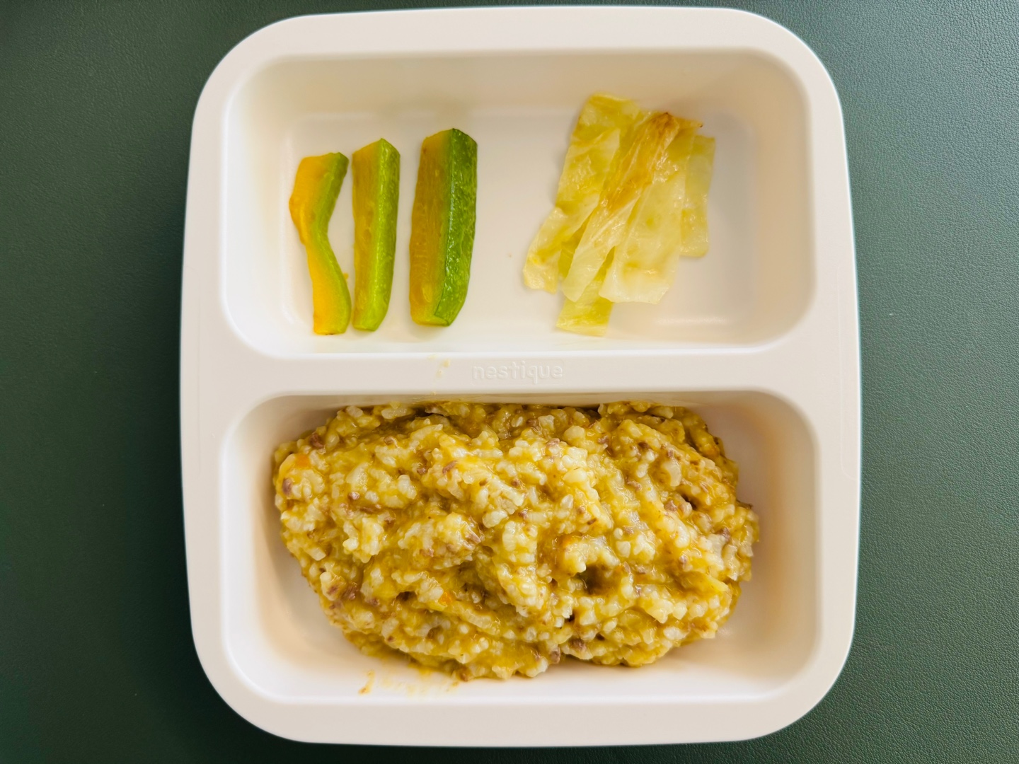노란빛 단호박죽과 함께 애호박, 양배추 채소스틱이 담긴 아기 이유식 식판