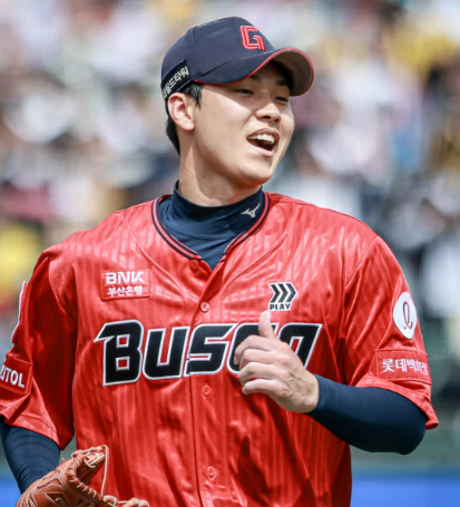 롯데 홍민기 투수, 알고 보면 더 흥미로운 이야기들!