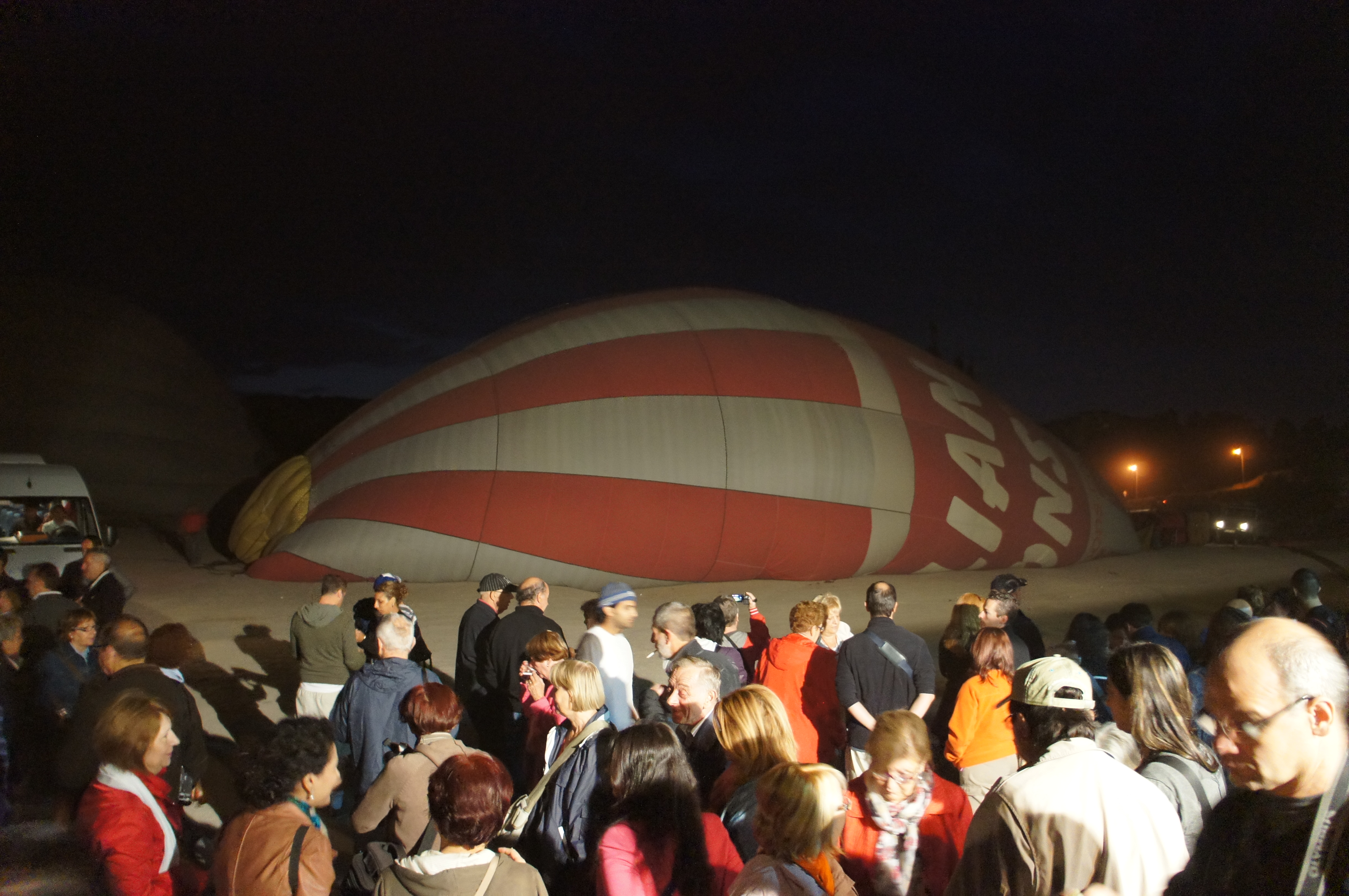 이른새벽 벌룬앞으로 모인 사람들