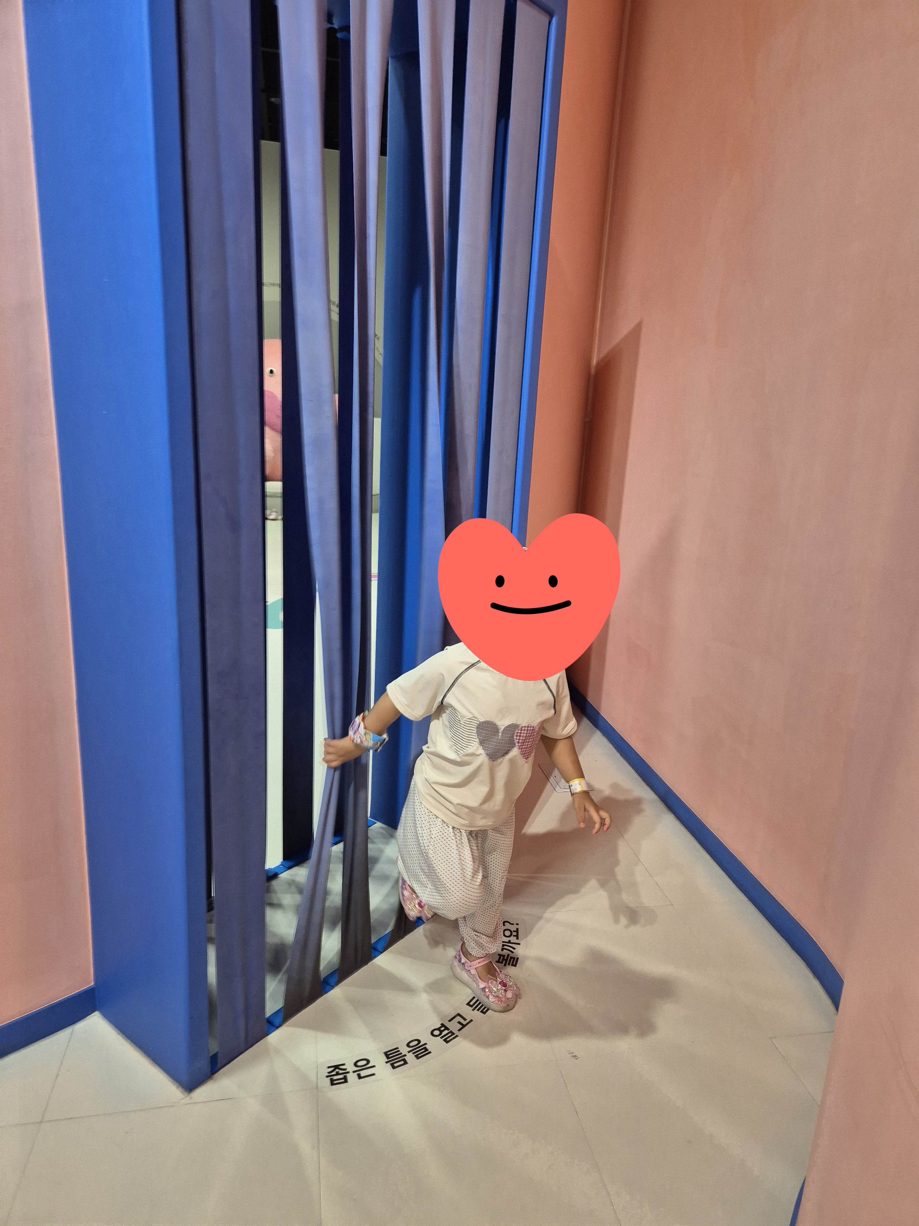 국립세종어린이박물관 마음이 궁금해 전시실 좁은 틈을 통과하는 아이