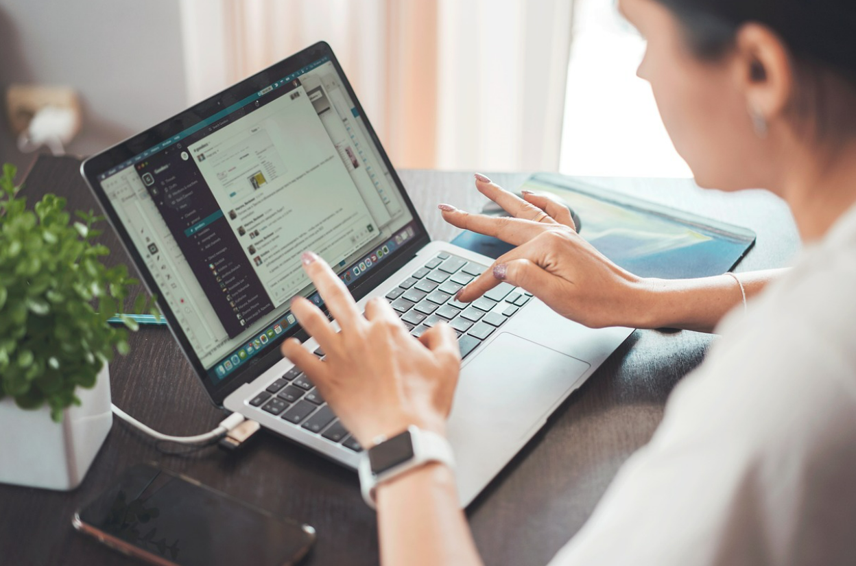 컴퓨터로 일하는 사람 이미지