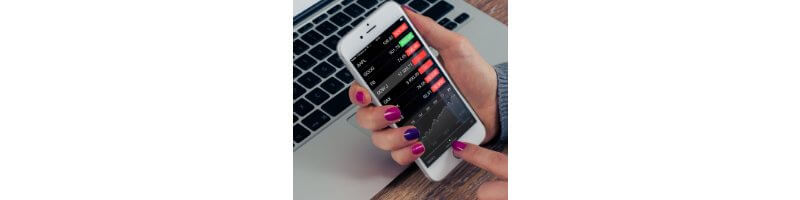 스마트폰-주식앱-하는-모습