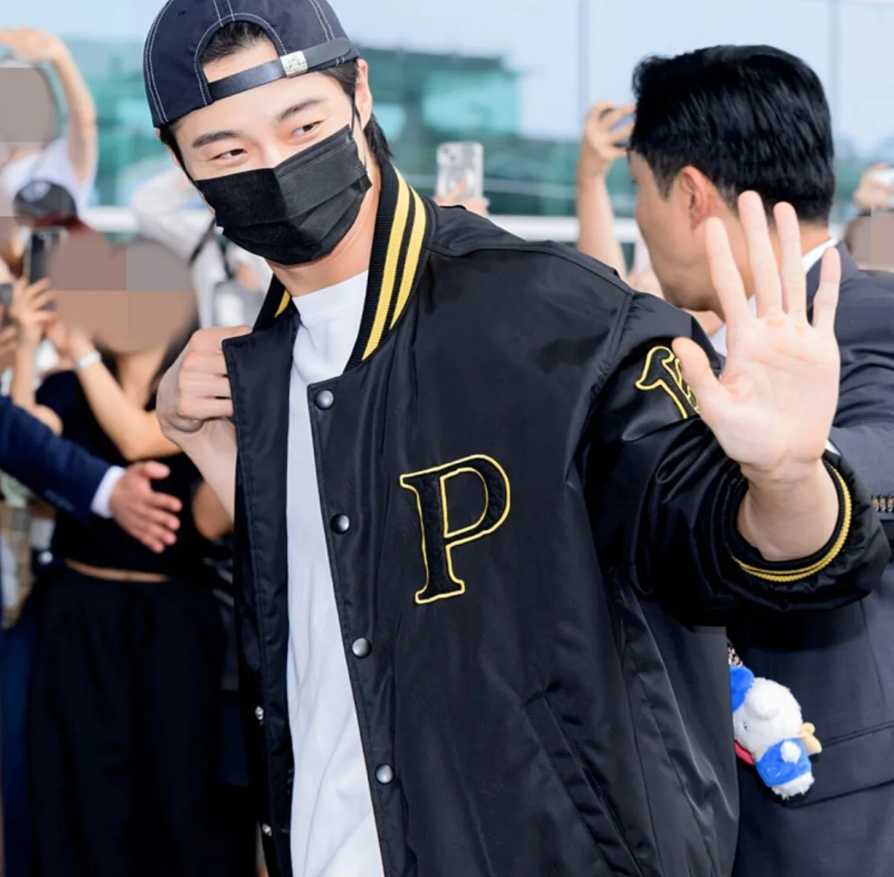 프라다변우석, 변우석프라다백팩, 프라다백팩가격, 프라다남자백팩, 프라다백팩아울렛, 변우석프라다착용샷, 프라다리나일론백팩, 프라다백팩코디, 변우석공항패션프라다, 변우석패션, 변우석인스타그램, 변우석가방, 남자명품백팩추천, 프라다백팩후기, 프라다공식스토어, 프라다신상백팩, 프라다아울렛가격, 프라다명품가방, 2025프라다백팩, 남자백팩브랜드