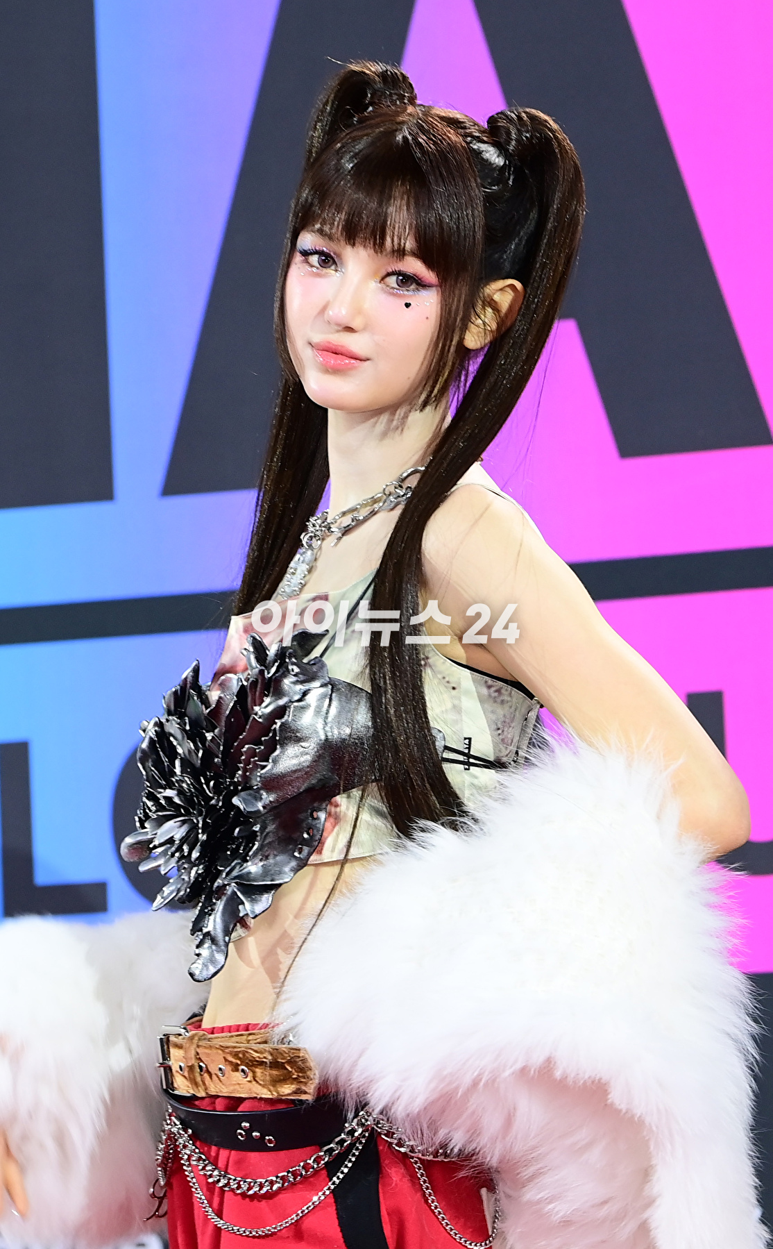 &#39;오늘도 실험적 패션&#39; 그룹 뉴진스(NewJeans)가 2일 오후 인천광역시 중구 인스파이어 아레나에서 열린 MMA2023(멜론뮤직어워드) 레드카펫 행사에 참석하고 있다. [사진=정소희 기자]