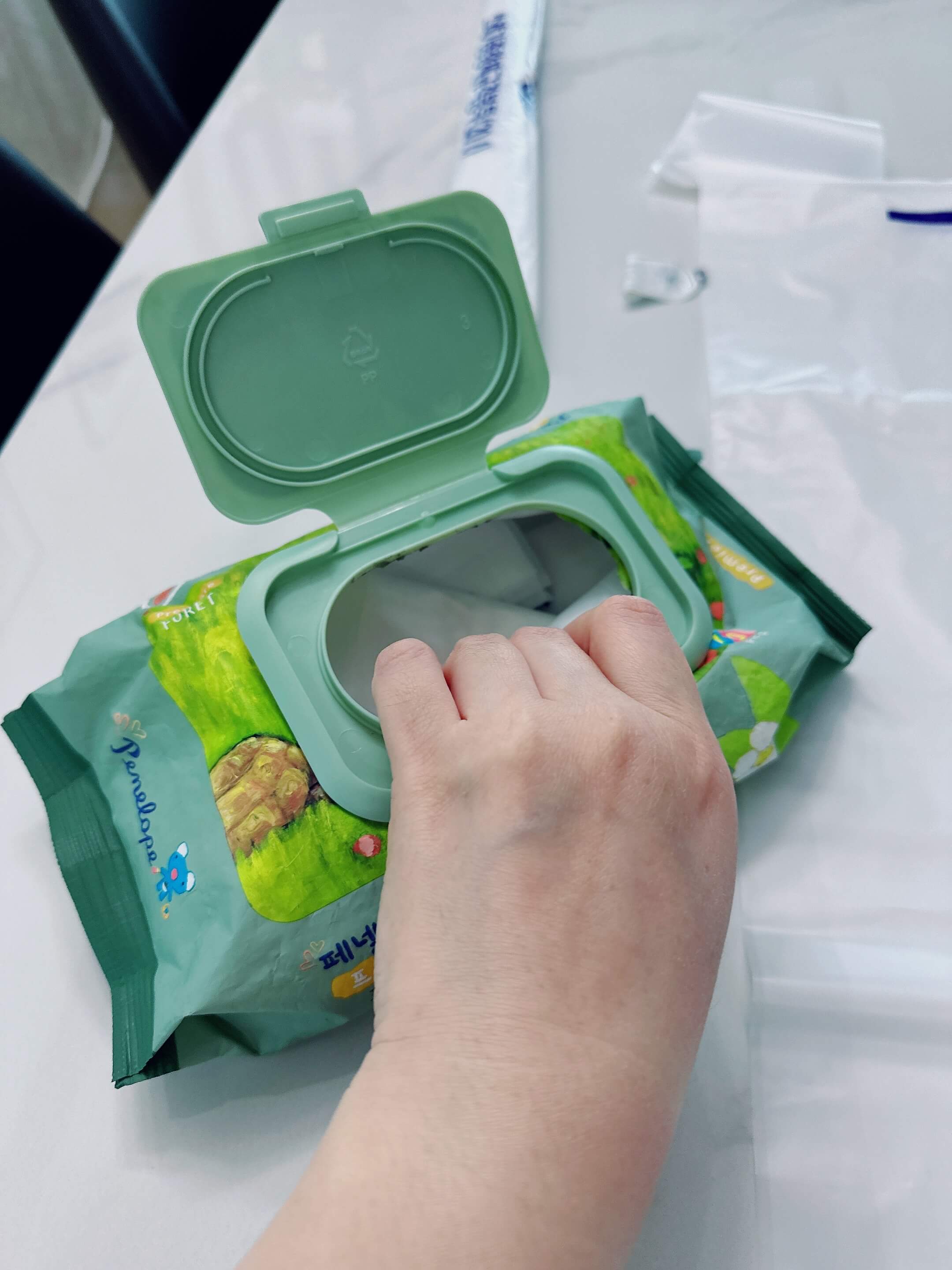 물티슈케이스에구멍을낸사진