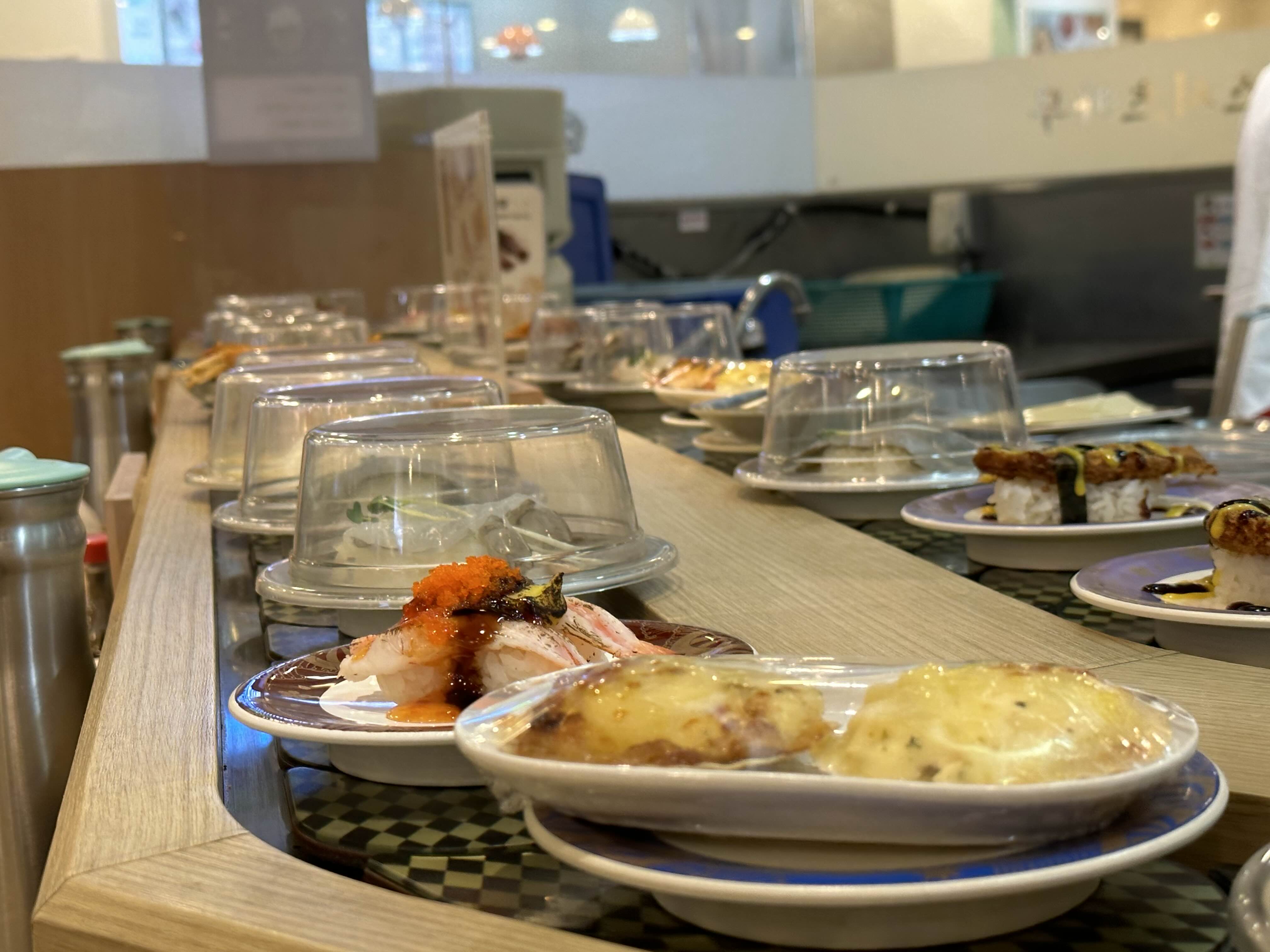 진주 회전 초밥 맛집 스시츠카무 초밥 회전 레일 모습