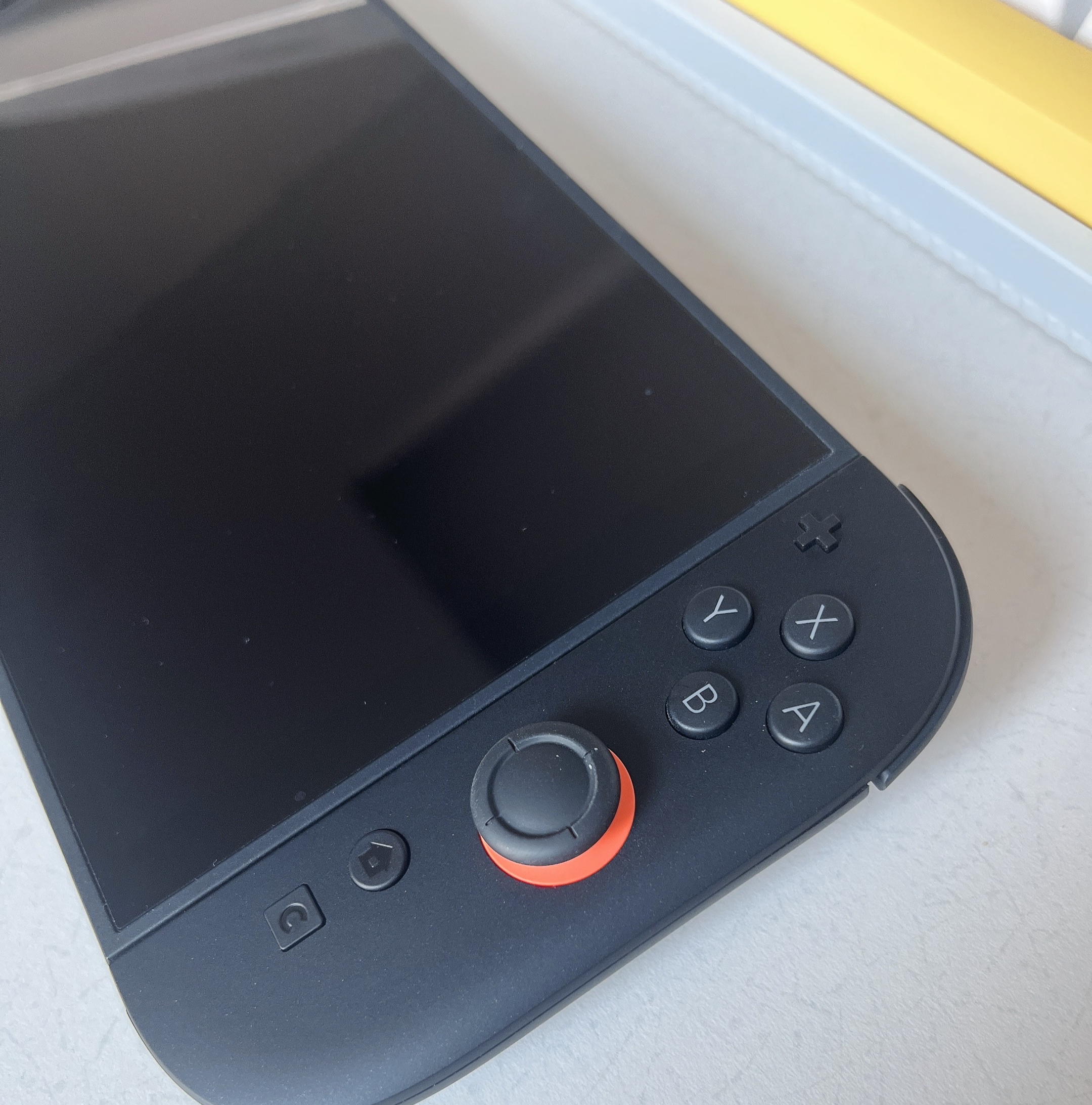 오른쪽 조이콘 클로즈업 및 C 버튼 상세 사진