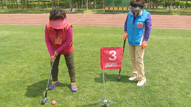 여성 두명이 파크골프를 치고 있는 모습
