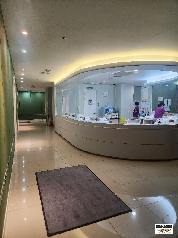 신생아인 둘째가 있는 마이비산후조리원 신생아실을 촬영한 모습