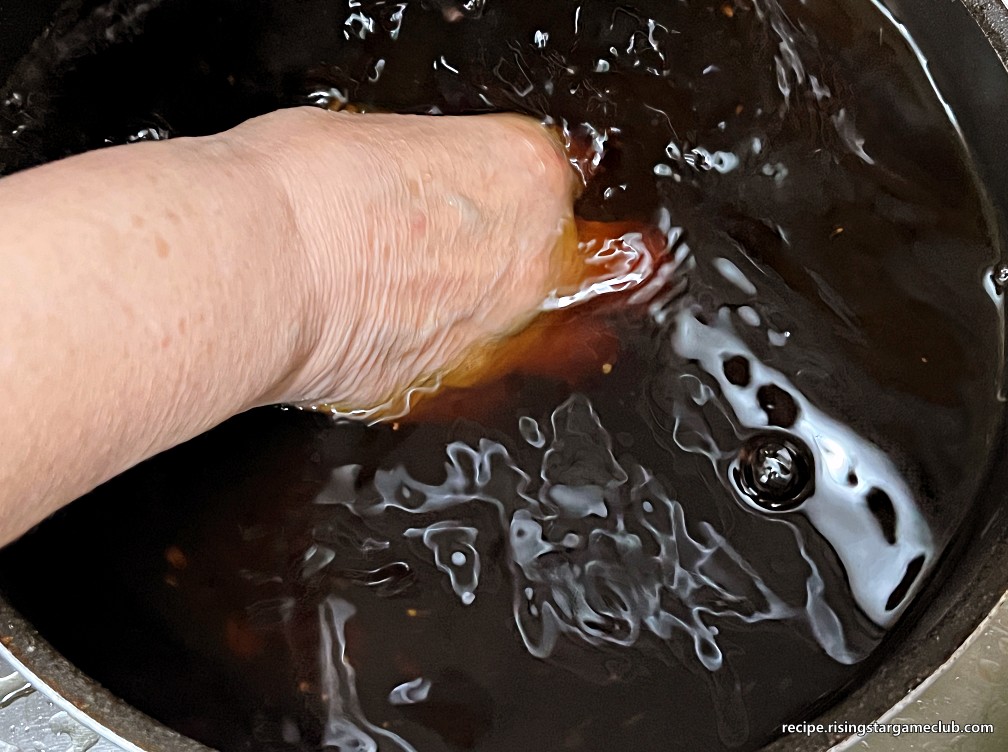 고사리를 담궈 뒀던 물이 붉은색으로 변한 사진