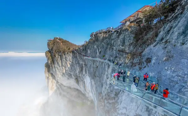 운무가-짙게-내려-앚은-칠성산-유리잔도