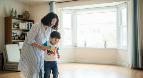 거실에서 놀고 있는 한국 엄마와 아이