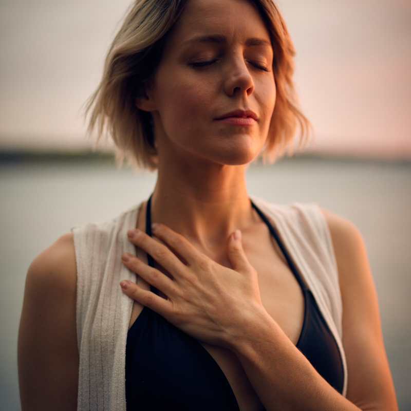 백인-여성이-눈을-감고-왼손을-가슴에-대고-있다
