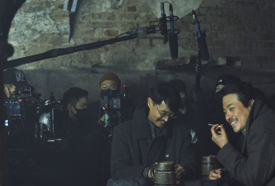 영화 하얼빈 살아돌아온 우덕순과 회포를 푸는 김상현