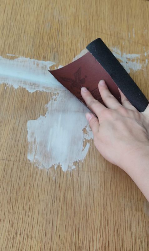 핸디코트가 마른후 사포로 갈아주는 사진