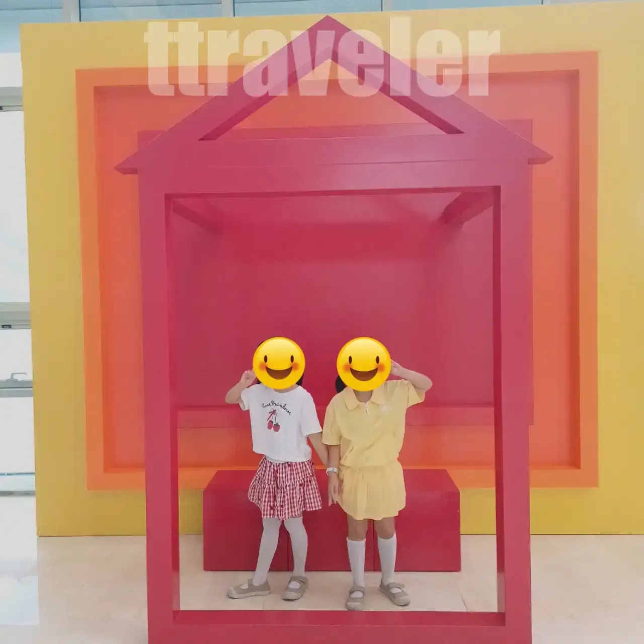 상상나라-조형물-앞에서-사진찍는-어린이-둘