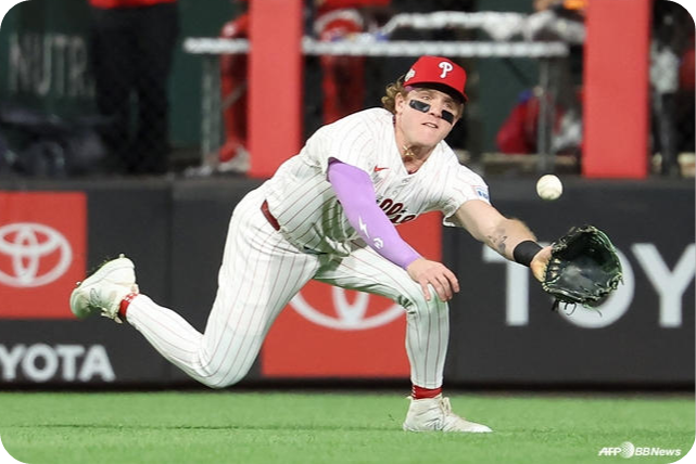 지난 10월 필라델피아 소속이었던 해리슨 베이더가 안타성 타구를 잡기 위해 몸을 날리고 있는 모습 [사진=AFPBBNews=뉴스1]