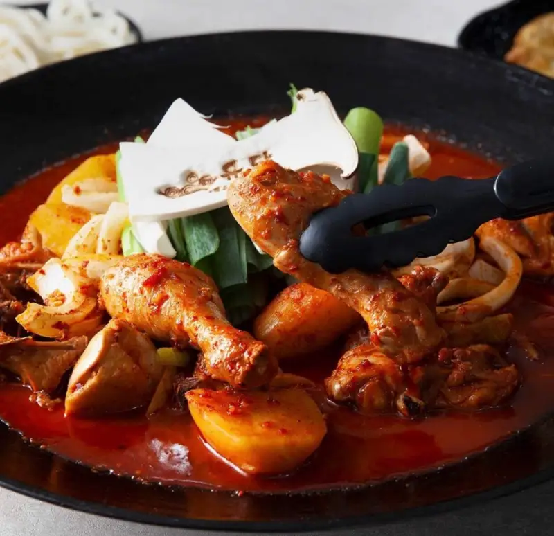 유담-솥뚜껑-닭볶음탕