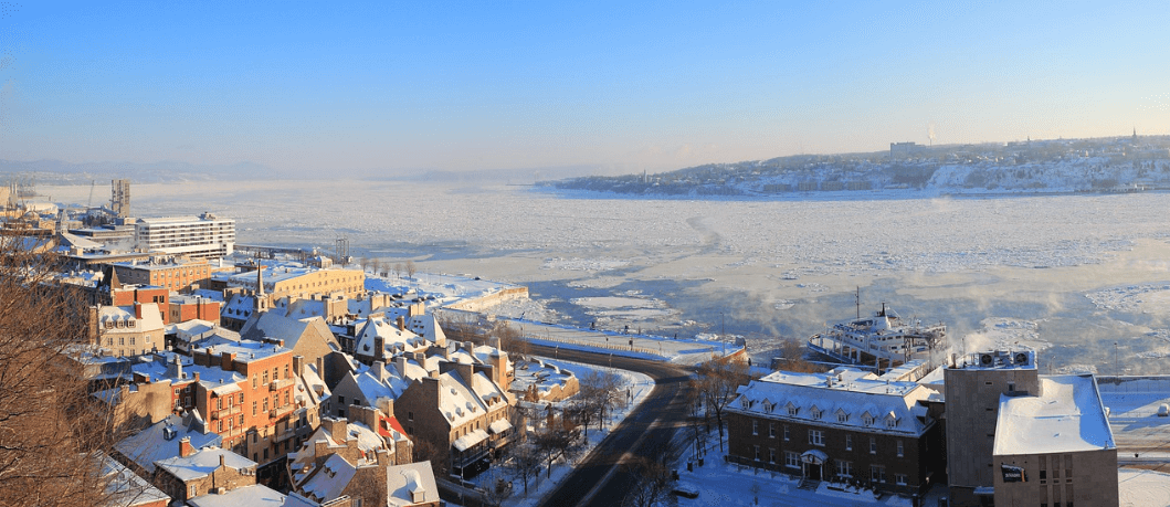 세인트 로렌스 강 너머의 성벽 모습