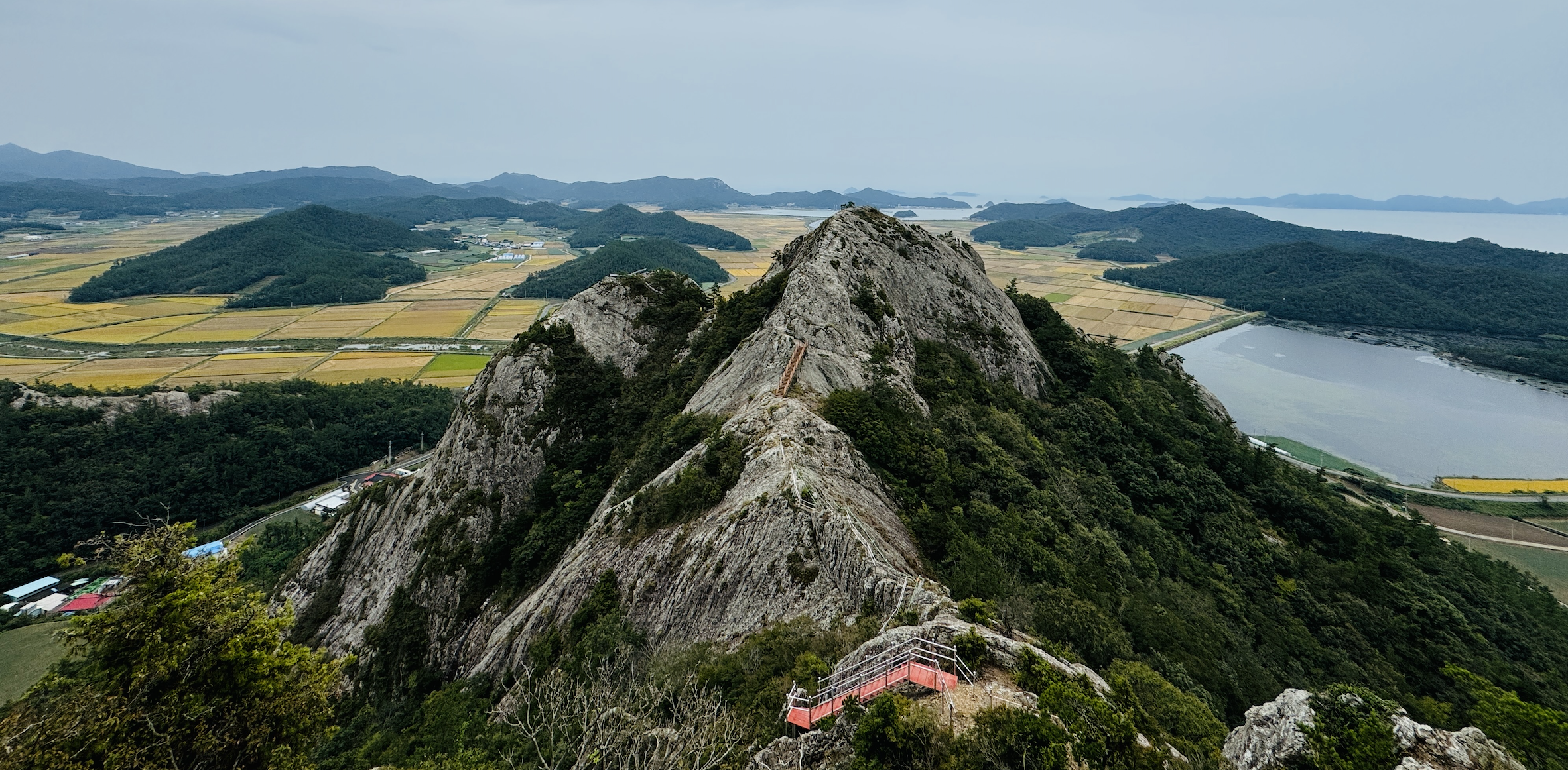 동석산 암릉 및 다도해 풍경