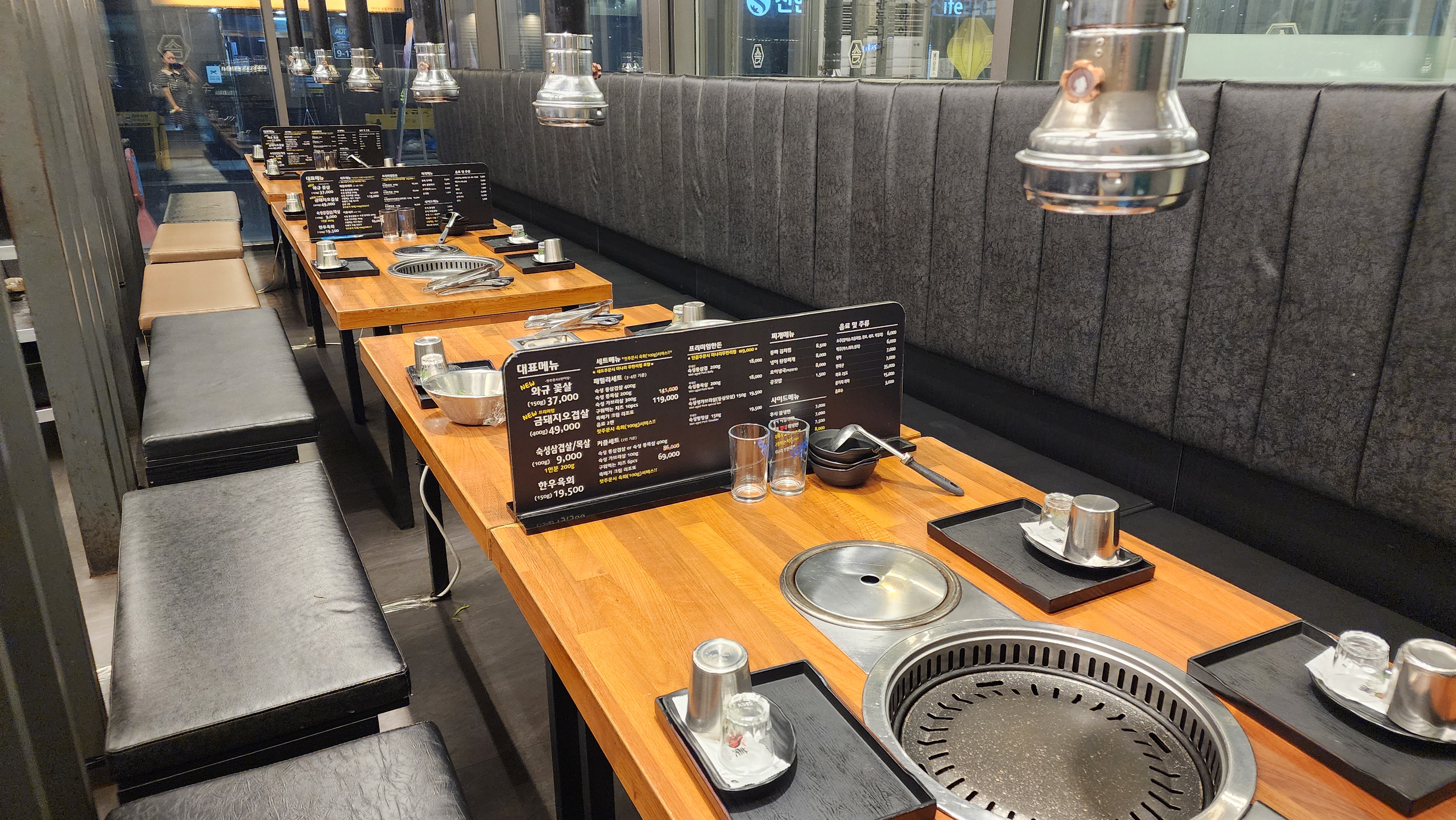 정자역 숙성돼지 내부 좌석 배치와 분위기