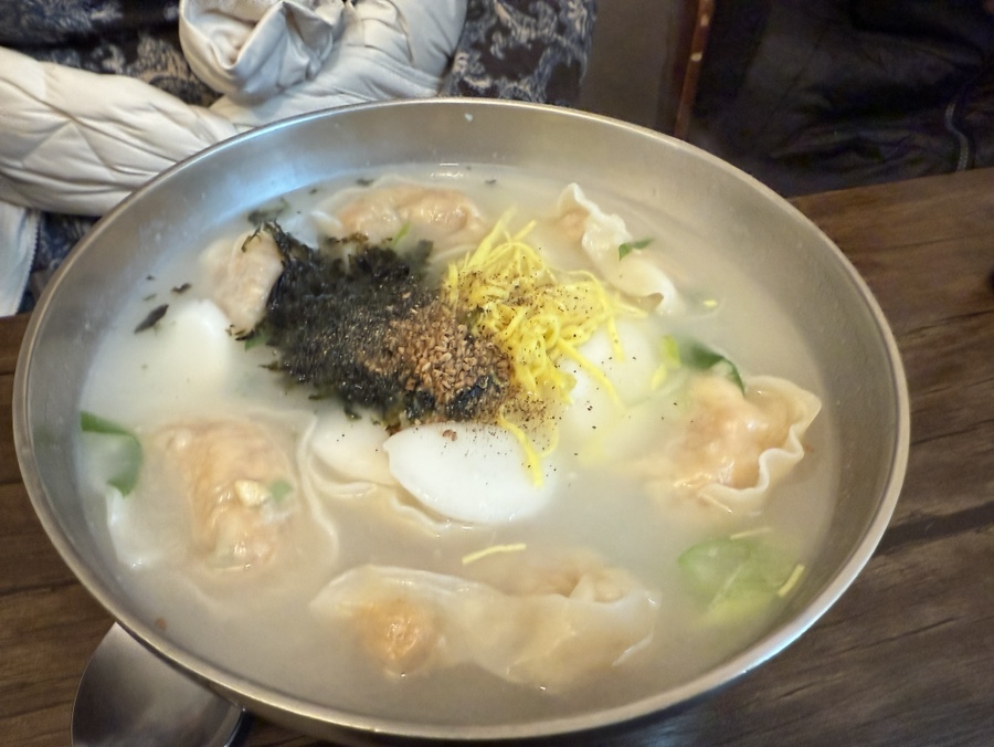 시골막국수 계절 메뉴 만두국 사진, 국물과 만두 포함