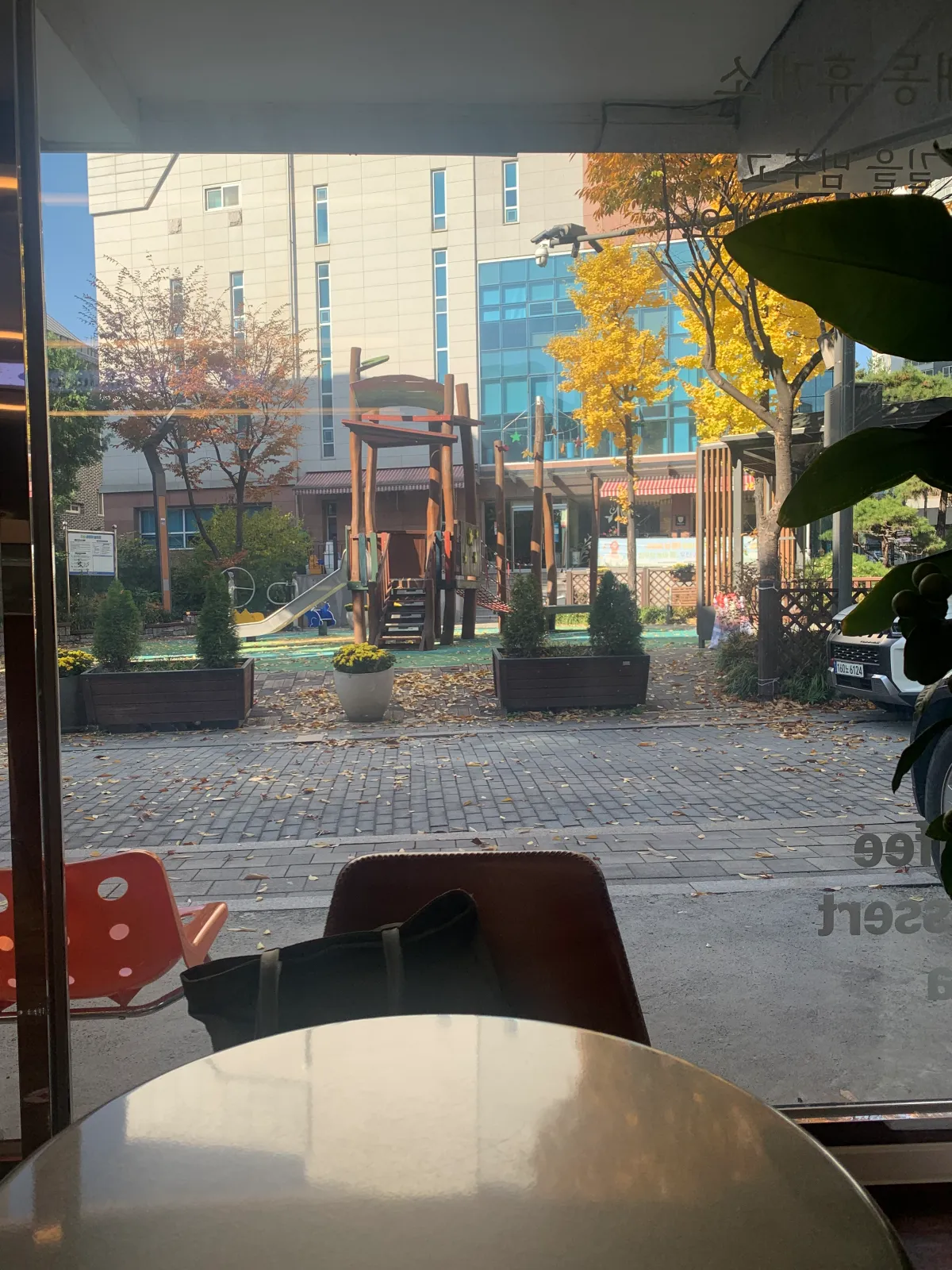 카페내부에서-통유리창으로-본-바깥풍경-놀이터